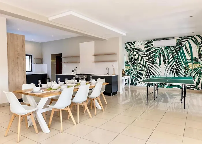 Modern Large 5 Bedroom Villa In Pecanwood Golf Estate