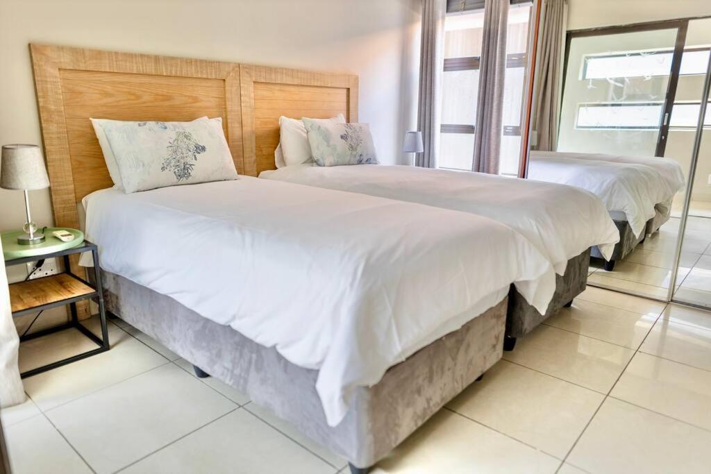 Modern Large 5 Bedroom In Pecanwood Golf Estate *
