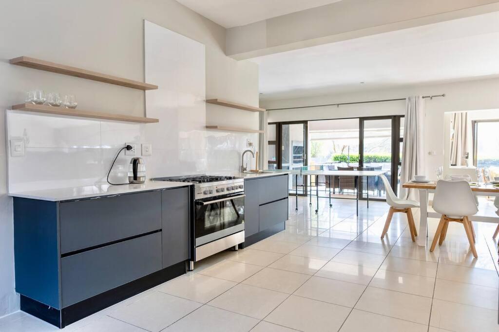 Modern Large 5 Bedroom In Pecanwood Golf Estate Holiday home *