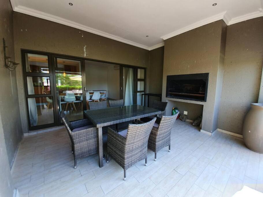 Modern Large 5 Bedroom In Pecanwood Golf Estate Hartbeespoort