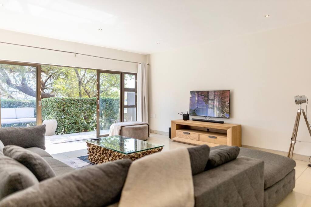 Modern Large 5 Bedroom In Pecanwood Golf Estate *