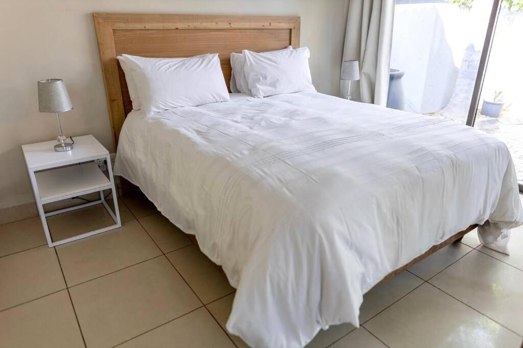 Modern Large 5 Bedroom In Pecanwood Golf Estate
