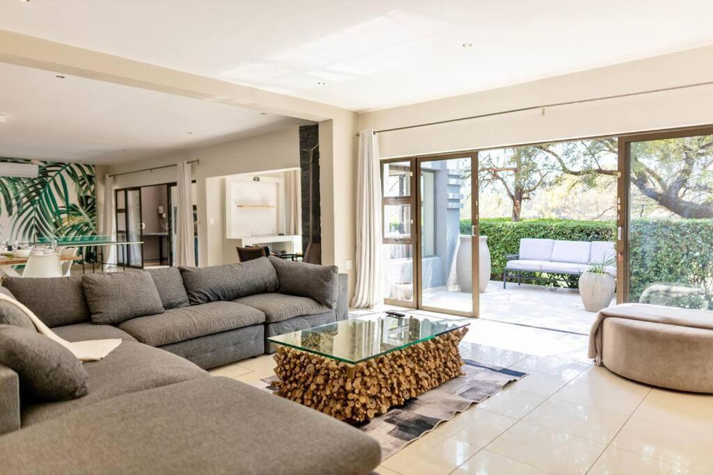 Modern Large 5 Bedroom In Pecanwood Golf Estate Hartbeespoort